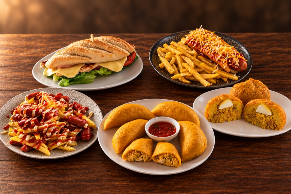 Sándwich, salchipapas, perrito, empanadas y papas rellenas
